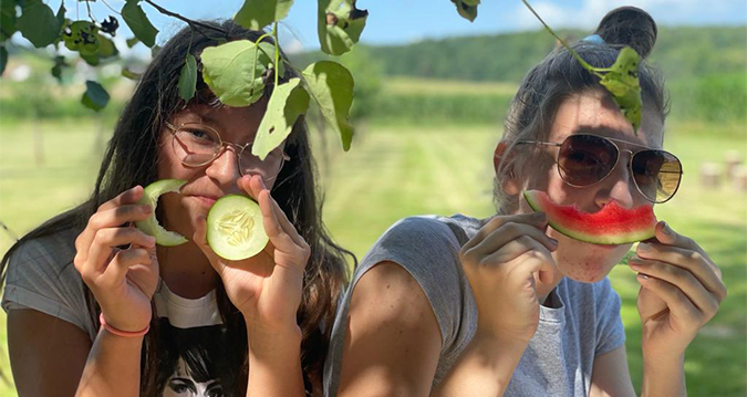 Zwei Mädchen essen Obst